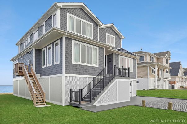 Exterior, Facade, Water, Queen Anne Victorian
