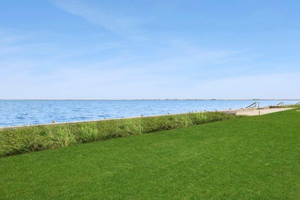 Exterior, Lake