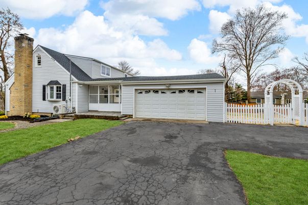 Attached, Exterior, Facade, Cape Cod