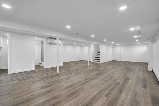 Empty room, Interior, Recessed Lighting, Wood Texture Flooring