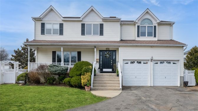 Attached, Exterior, Facade, Farmhouse