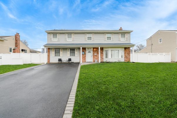Attached, Exterior, Facade, Brick Facade, American Foursquare
