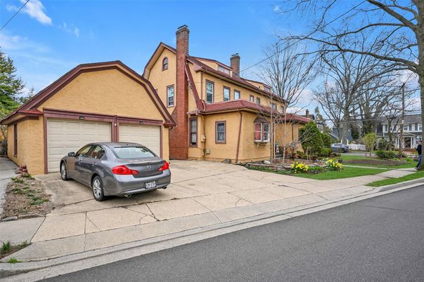 Attached, Exterior, Facade, Brick Facade, Queen Anne Victorian