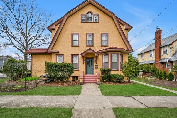 Exterior, Facade, Queen Anne Victorian