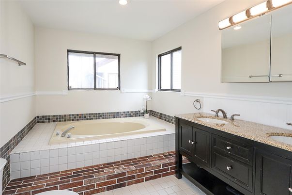Bathroom, Dual Sink Vanities, Interior, Recessed Lighting