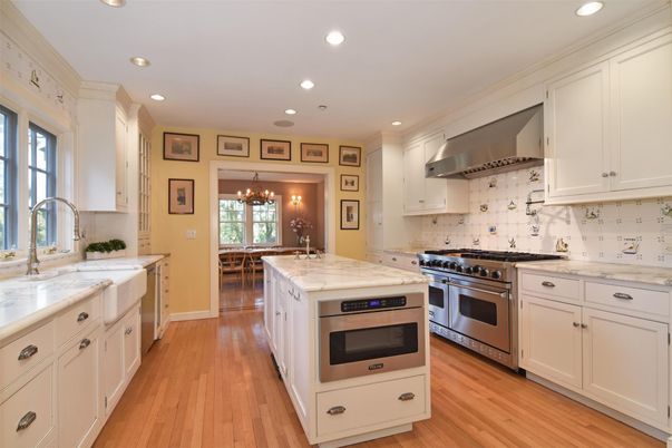 Chandelier, Dining room, Interior, Kitchen, Recessed Lighting, Stainless Steel Appliances, Wood Texture Flooring
