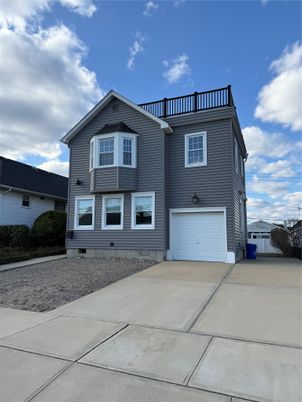 Attached, Exterior, Facade, Rowhouse