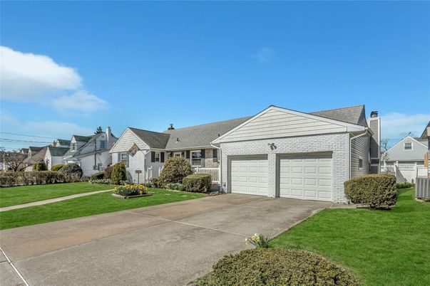 Attached, Exterior, Facade, Cape Cod