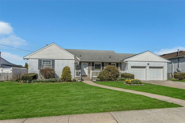 Attached, Exterior, Facade, Ranch