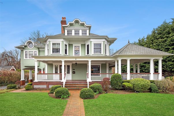 Exterior, Facade, Queen Anne Victorian