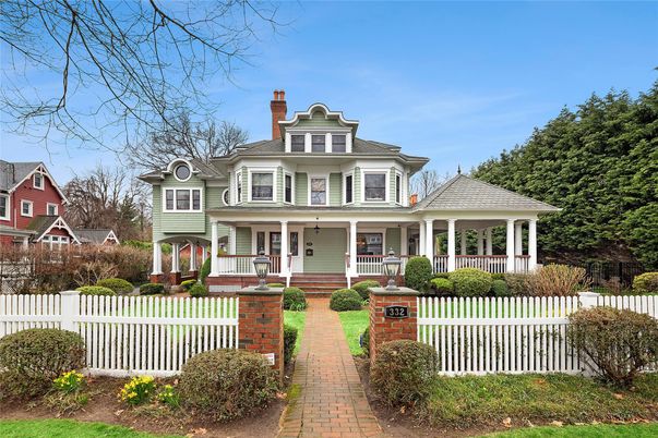 Exterior, Facade, Queen Anne Victorian