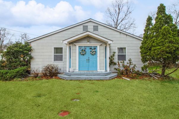 Exterior, Facade, Ranch