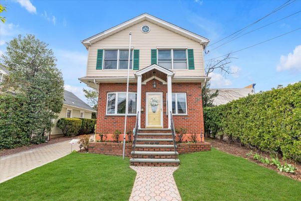 Exterior, Facade, Brick Facade, Queen Anne Victorian