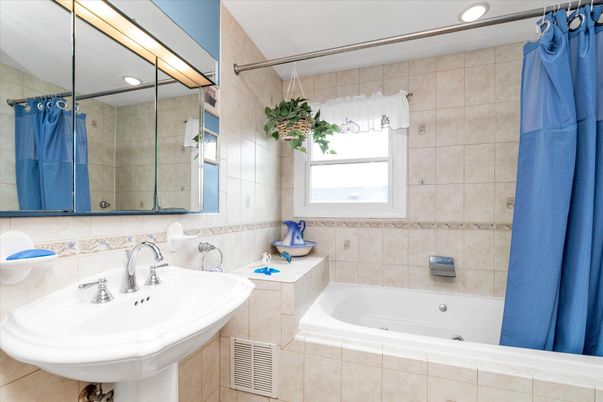 Bathroom, Interior, Recessed Lighting