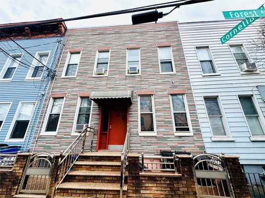 Exterior, Facade, Rowhouse