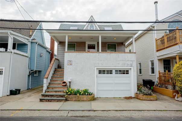 Attached, Exterior, Facade, American Foursquare