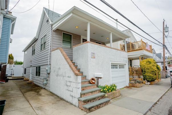 Attached, Exterior, Facade, None