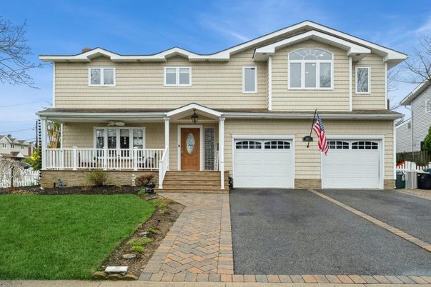 Attached, Exterior, Facade, American Craftsman