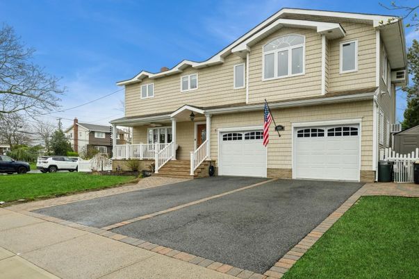 Attached, Exterior, Facade, American Craftsman