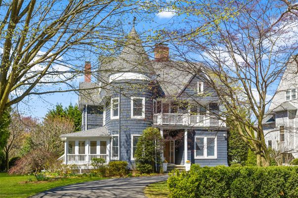 Exterior, Facade, Queen Anne Victorian