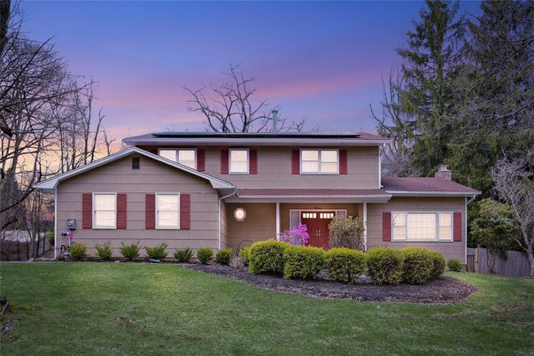 Exterior, Facade, Solar Panels, Split Level