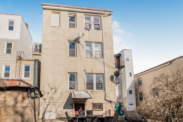 Exterior, Facade, Rowhouse