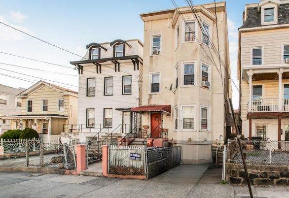 Exterior, Facade, Rowhouse