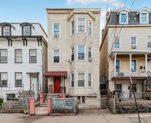 Exterior, Facade, Rowhouse