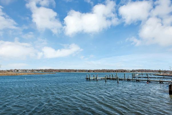 Exterior, Lake