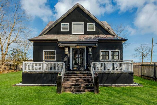Exterior, Facade, Queen Anne Victorian