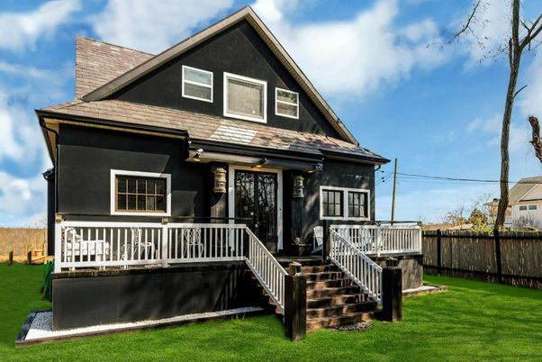 Exterior, Facade, Queen Anne Victorian
