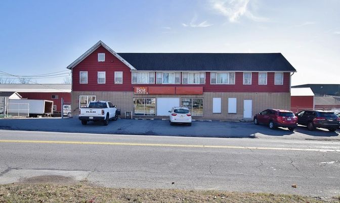 Exterior, Facade, Raised Ranch