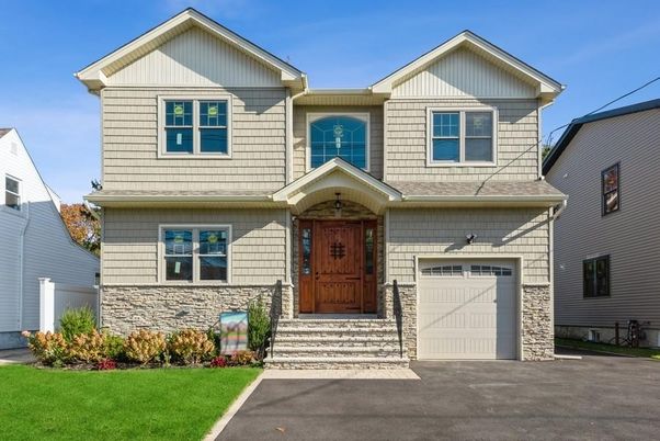 Attached, Exterior, Facade, Rowhouse