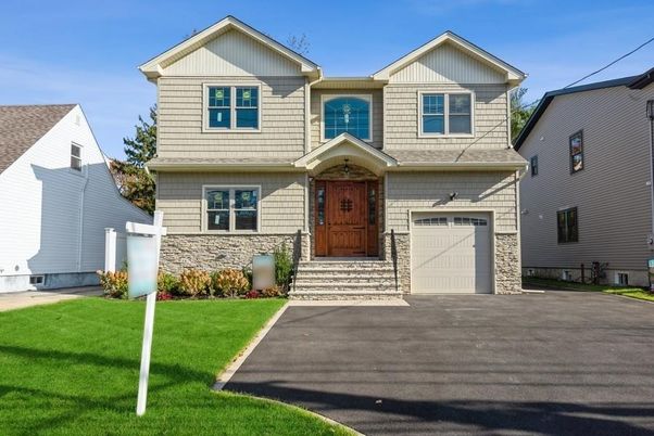 Attached, Exterior, Facade, Farmhouse