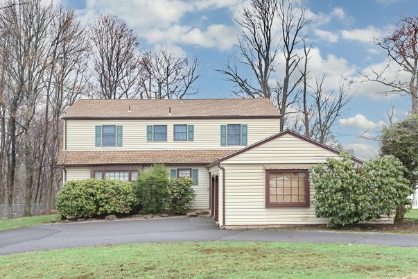 Attached, Exterior, Facade, Split Level