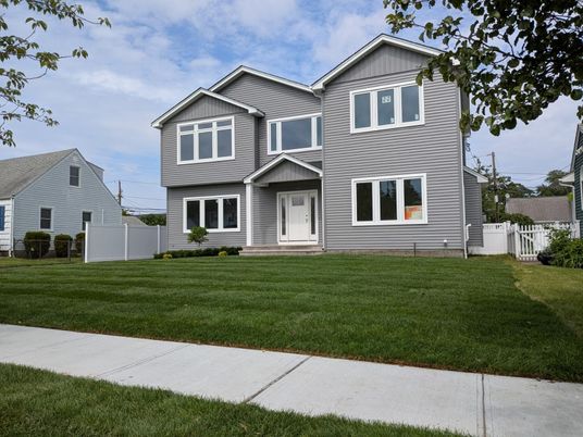 Exterior, Facade, American Craftsman