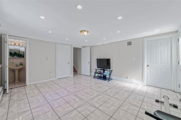 Bathroom, Empty room, Interior, Recessed Lighting