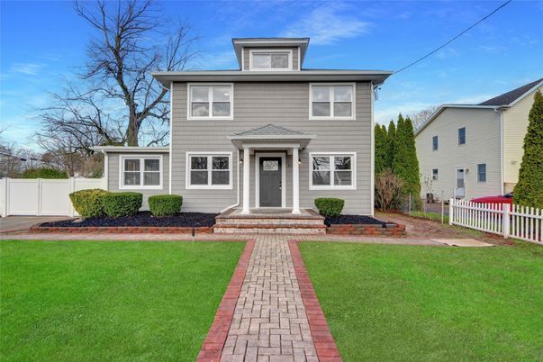 Exterior, Facade, American Foursquare