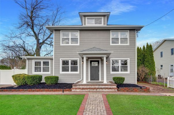 Exterior, Facade, American Foursquare