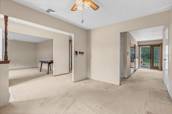 Empty room, Interior