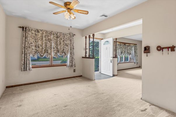 Empty room, Interior