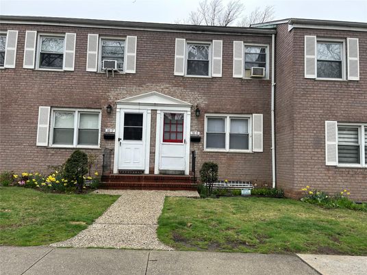 Exterior, Facade, Brick Facade, Rowhouse