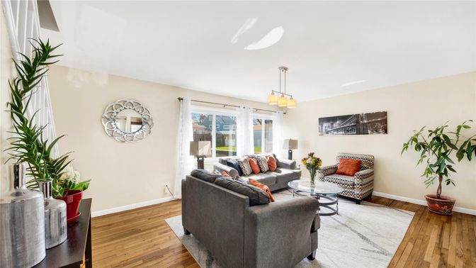 Interior, Living room, Pendant Lights, Wood Texture Flooring