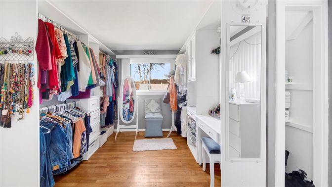 Interior, Walk-in Closets, Wood Texture Flooring
