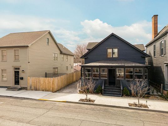 Exterior, Facade, Queen Anne Victorian