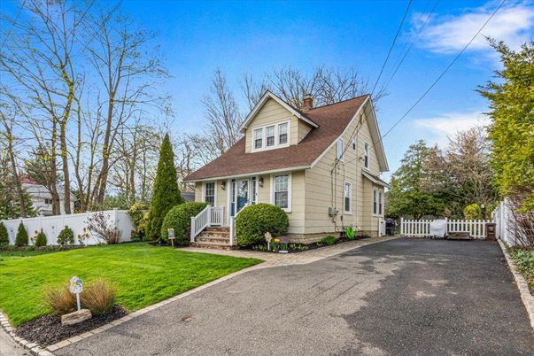 Exterior, Facade, Cape Cod