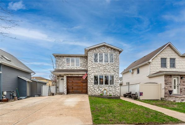 Attached, Exterior, Facade, Brick Traditional