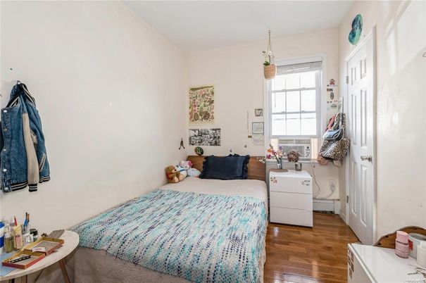 Bedroom, Interior, Pendant Lights, Washer, Wood Texture Flooring