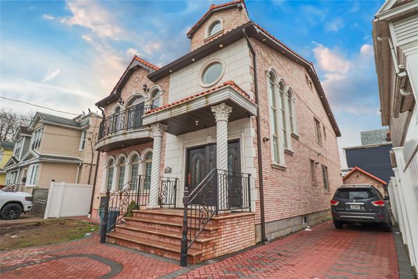 Exterior, Facade, Brick Facade, Queen Anne Victorian