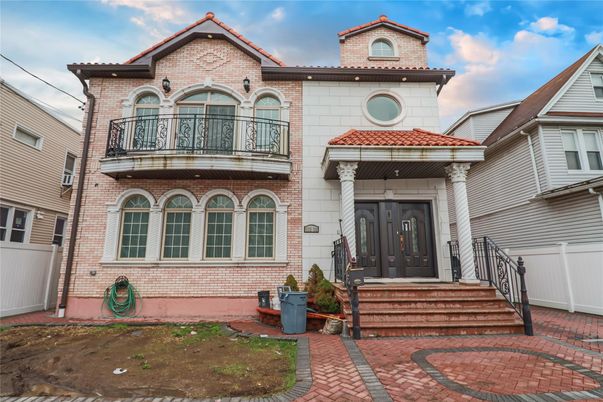 Exterior, Facade, Brick Facade, Queen Anne Victorian